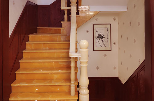 中兴镇中式别墅室内汉白玉石楼梯的定制安装装饰效果